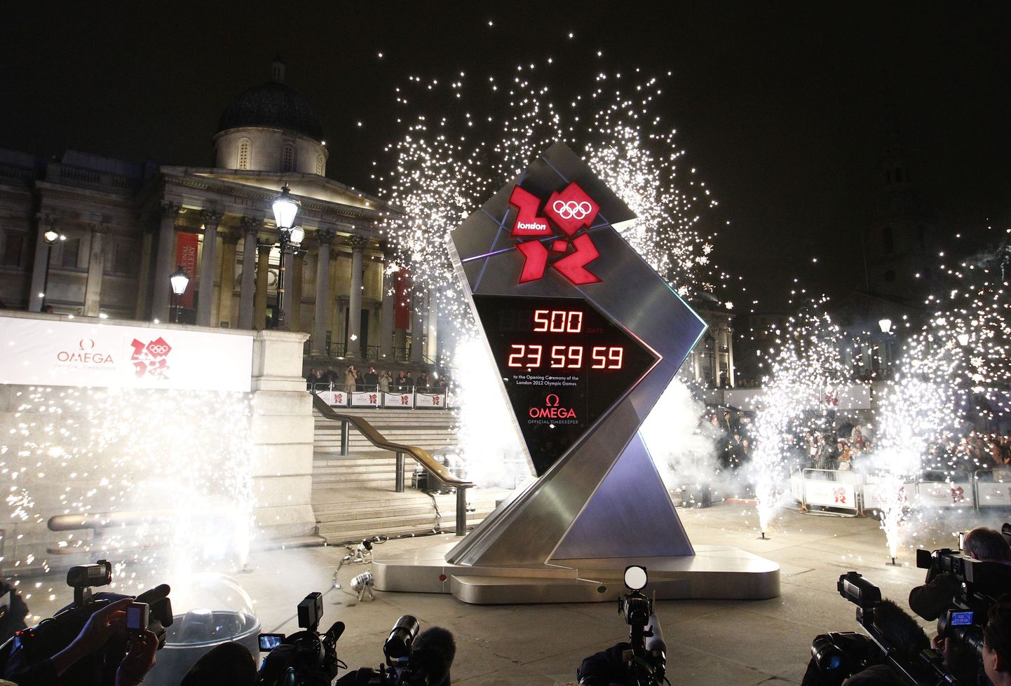 В центре Лондона установлены часы, отсчитывающие время до начала Олимпиады.