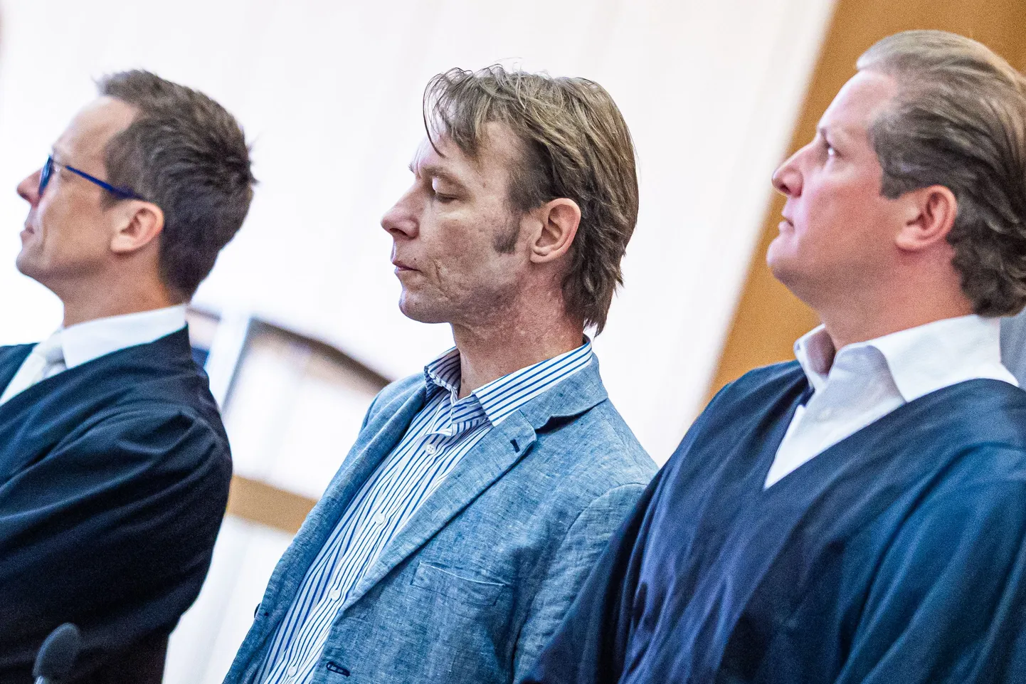 Madeleine McCanni kadumises kahtlustatav sakslane Christian Brückner (keskel) 5. juulil 2024 Braunschweigi kohtus koos oma advokaatide Holm Putzke (vasakul) ja Friedrich Fulscheriga. Kohus vabastas nüüd Brückneri süüdistustest, mis ei olnud seotud McCanniga.