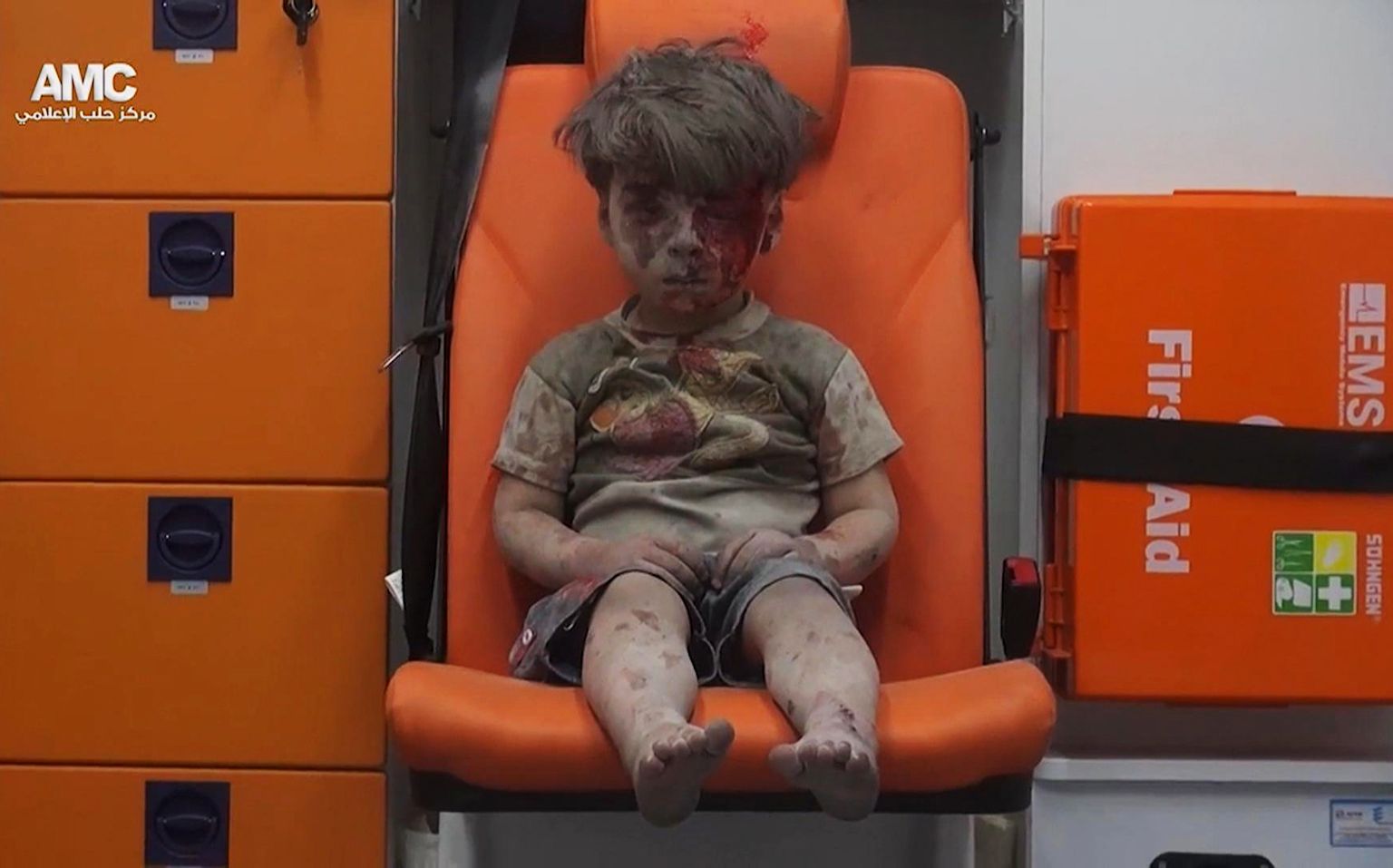 Verega kaetud viieaastane Omran Daqneesh istumas 17. augustil 2016 kiirabiautos