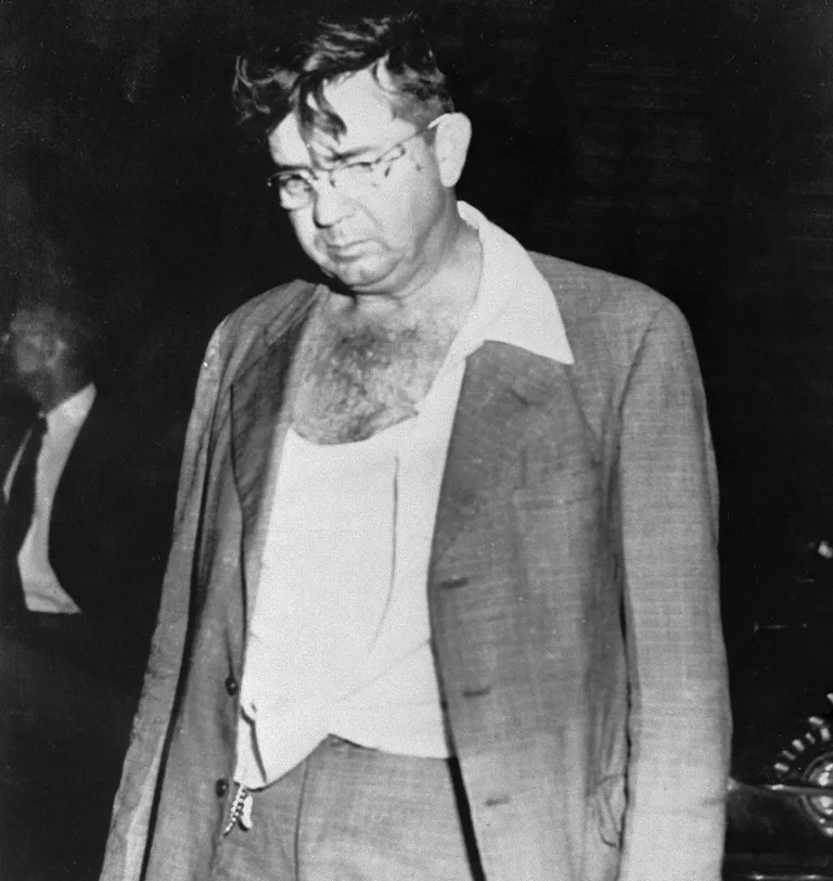 Šerif Willis McCall 1951. aastal, kui ta tulistas vanglatranspordi ajal käreraudus Walter Irvinit ja Samuel Shepherdi, tappes neist viimase.