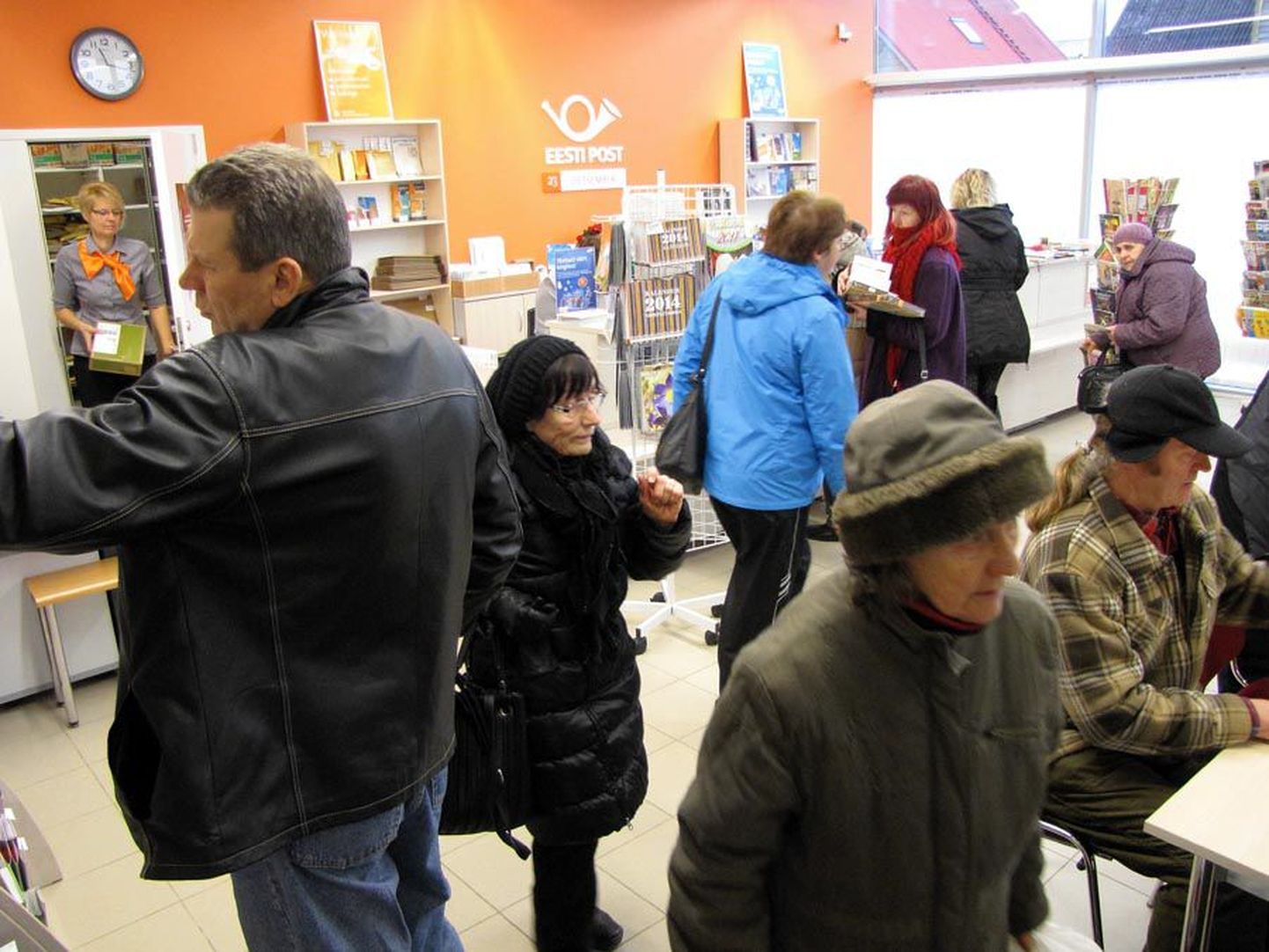 23. detsembril kella 11.15 paiku oli Viljandi postkontoris korraga kümmekond inimest, aga mõni hetk hiljem juba poole vähem.