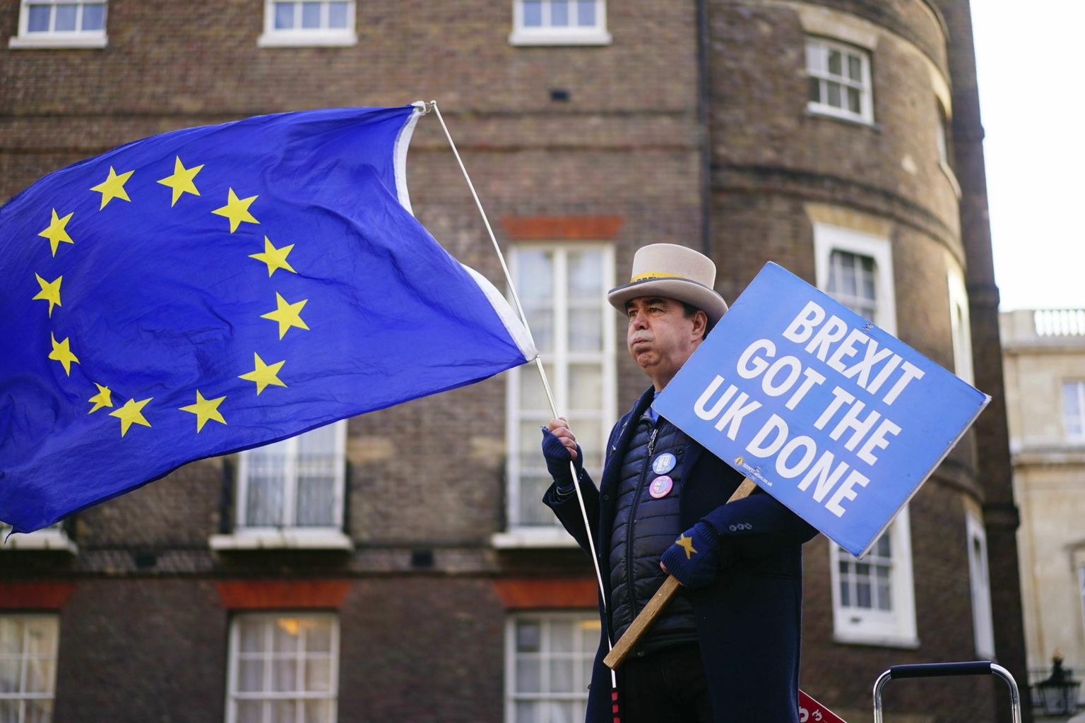 Brexiti-vastane meeleavaldaja tänavu 9. jaanuaril Londonis plakatiga «Brexit tõmbas Ühendkuningriigi maha». 