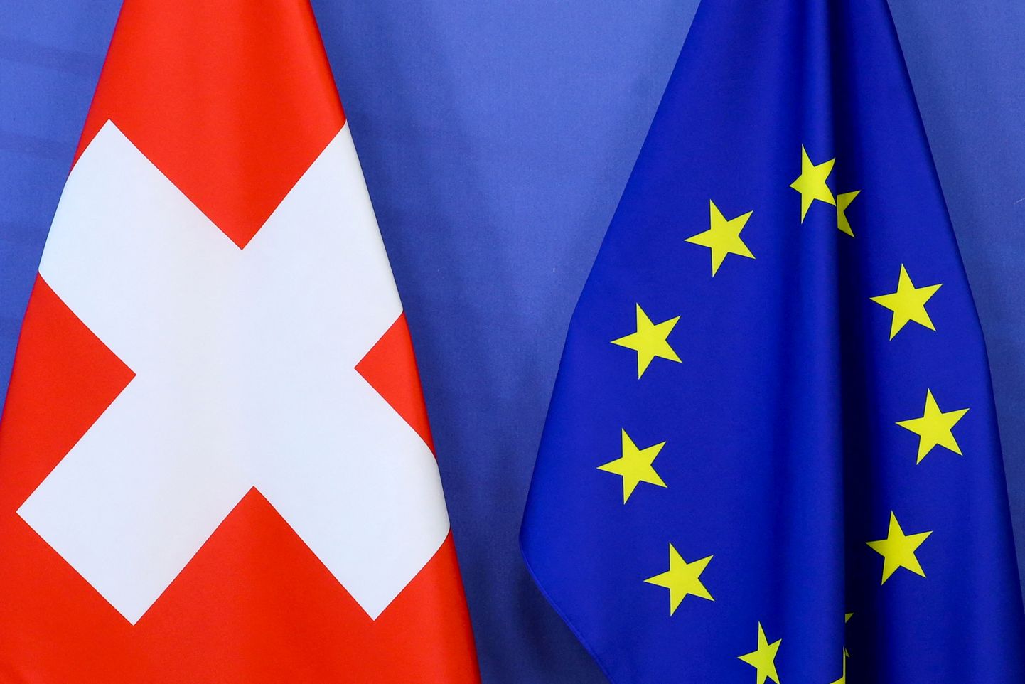 Флаги Швейцарии и ЕС.