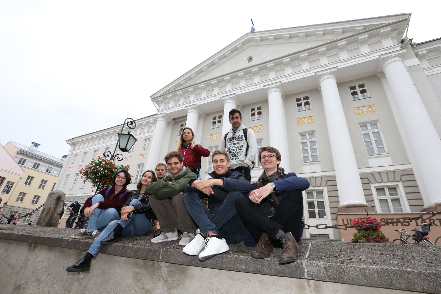 Välistudengid Tartu ülikooli peahoone ees.