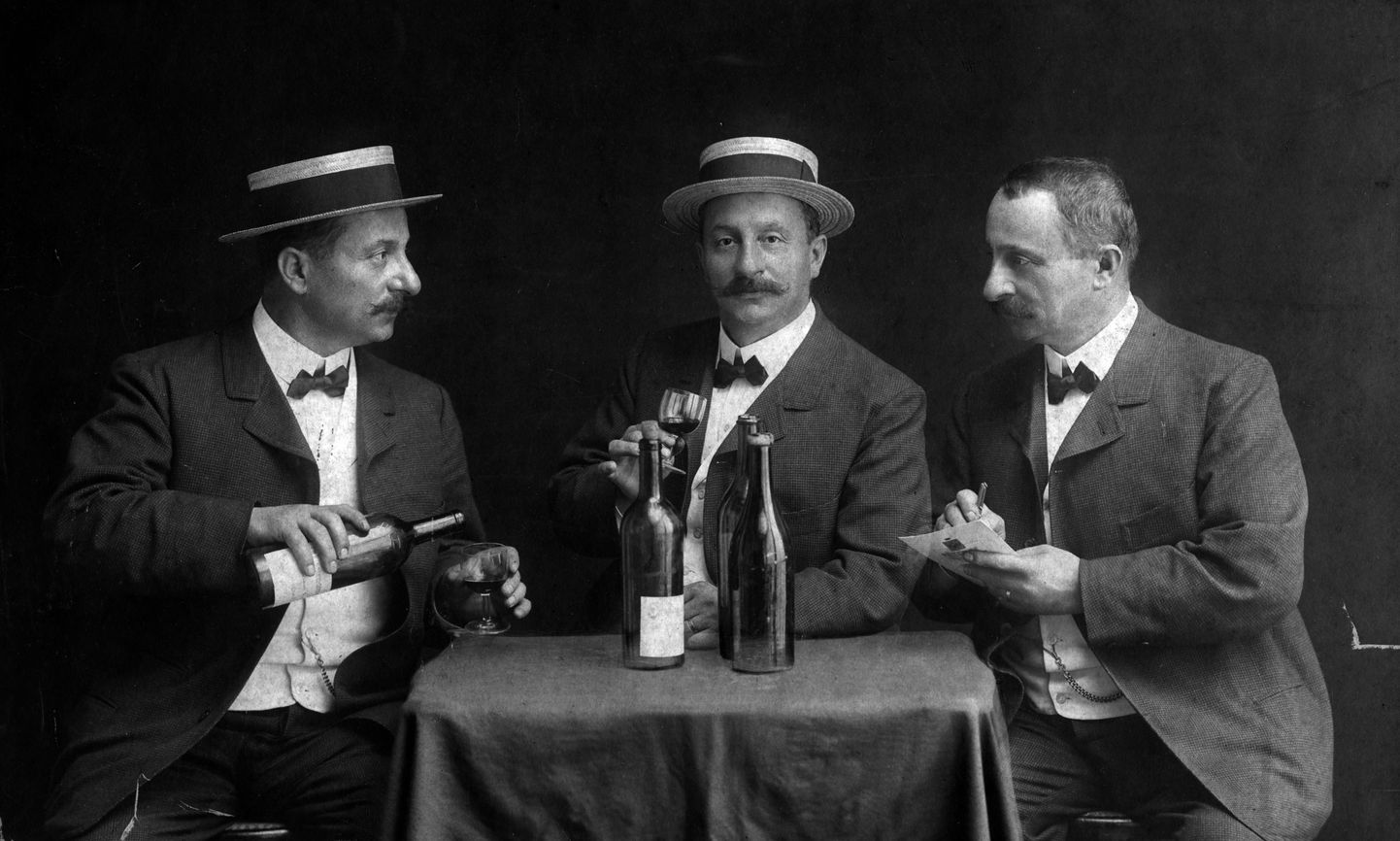 Veiniproovimine / Trikifoto u 1905
(Valamise, maitsmise ja hindamisega tegeleb üks ja sama härrasmees)