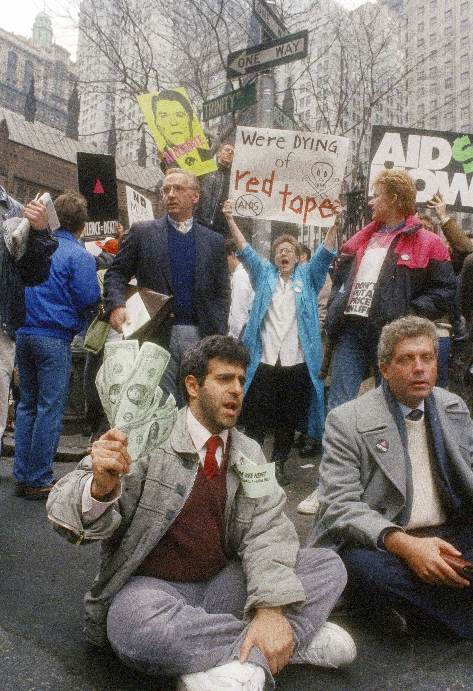 Meeleavaldus New Yorgis 1988. aastal. Rahvas nõudis valitsuselt suuremaid samme võitluses HIV ja AIDSiga.