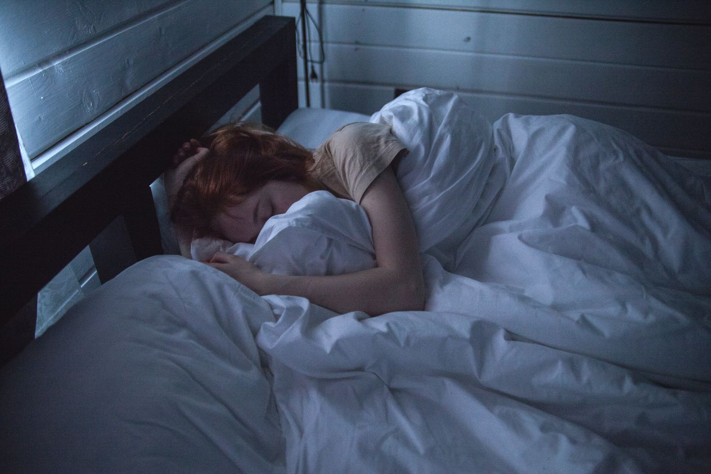 Pilt on illustratiivne: tüdruk voodis.