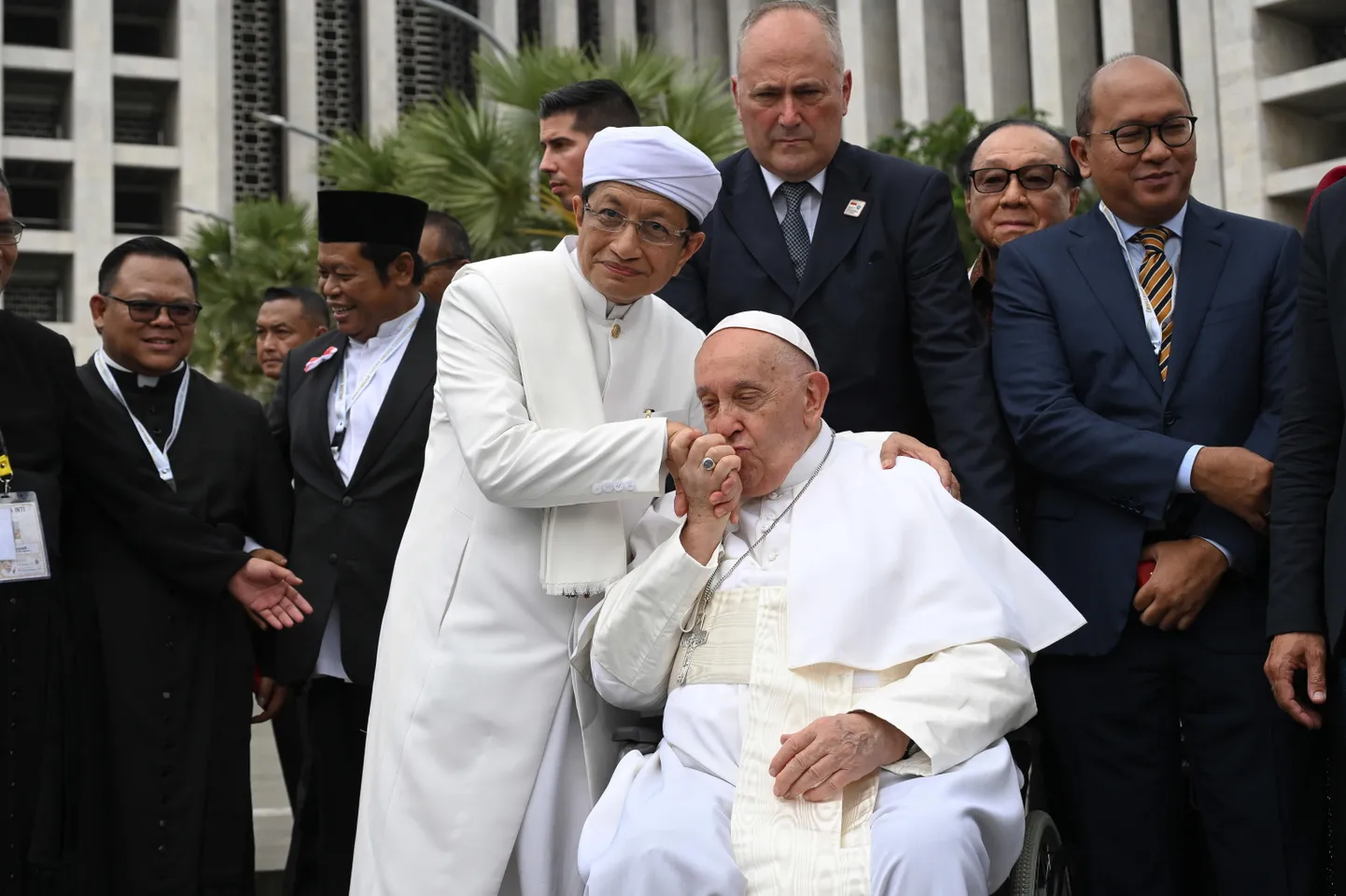 Paavst Franciscus alustas oma suurvisiiti Indoneesias, kus teda võttis soojalt vastu Istiqlali mošee suurimaam Nasaruddin Umar.