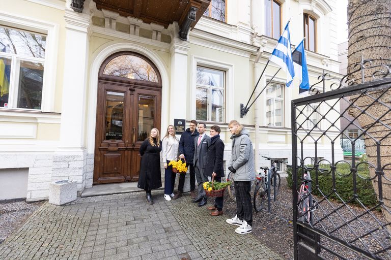 Молодые реформисты перед зданием Таллиннского городского собрания.