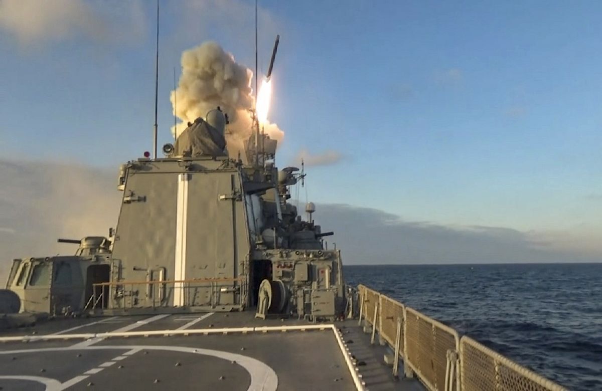 Venemaa sõjalaev tulistamas 24. novembril Mustalt merelt raketti Ukraina pihta. Foto on tehtud videolt, mille avaldas Venemaa kaitseministeerium.
