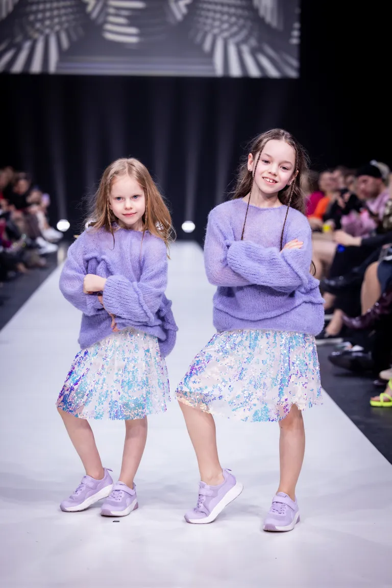 Ei oskagi öelda, kas armsamad on need Brand NO.8 modellid või see lilla kampsun, mille sisse sooviks silmapilkselt mähkuda.