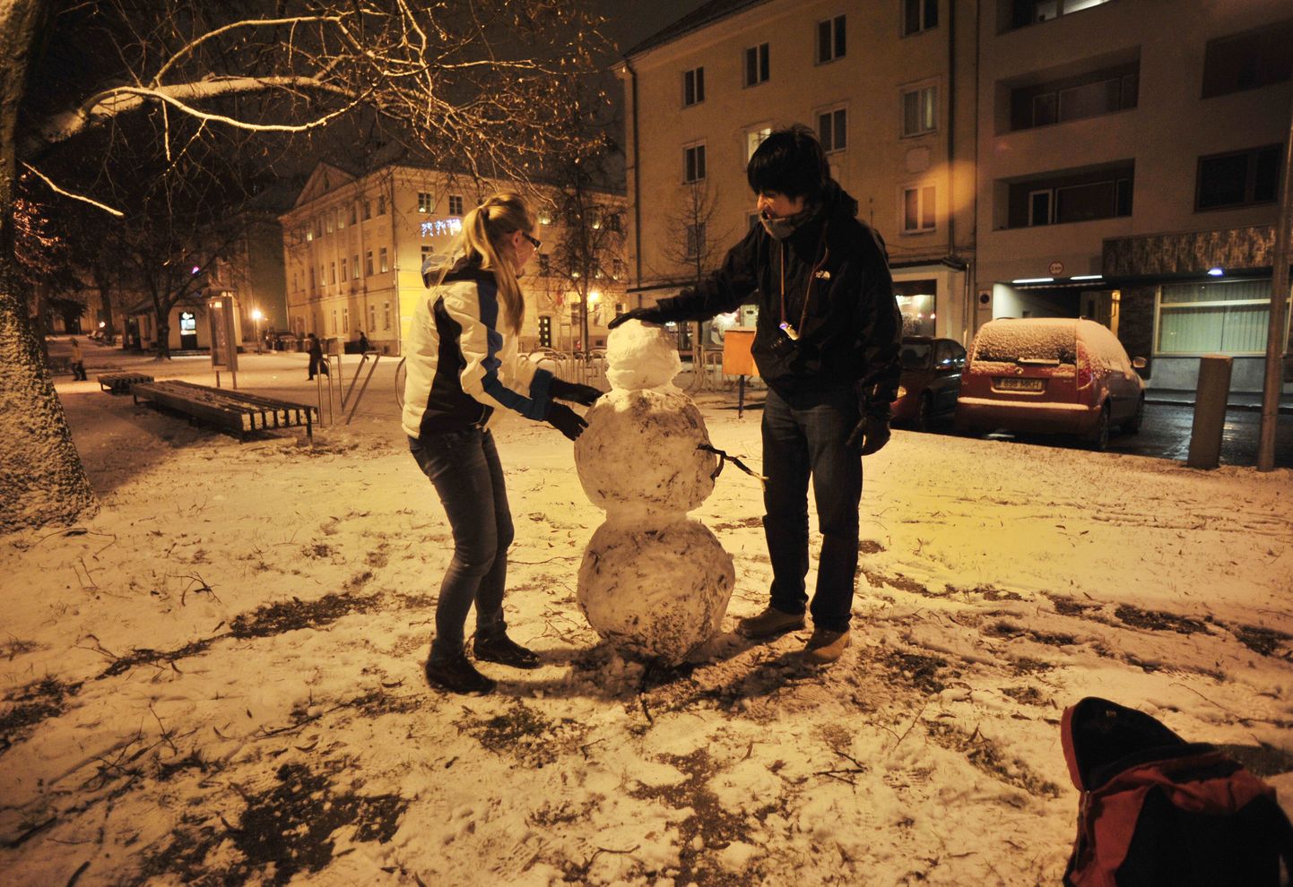 Poe ja Küüni tänava nurgale kerkis esimesest lumest ka lumememm.