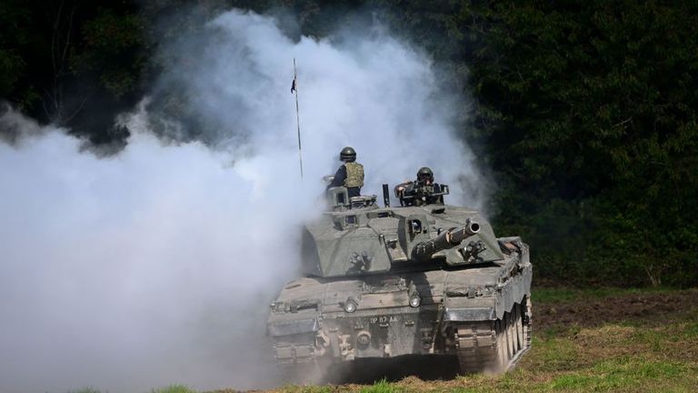 Великобритания обещала Украине 14 танков Challenger-2