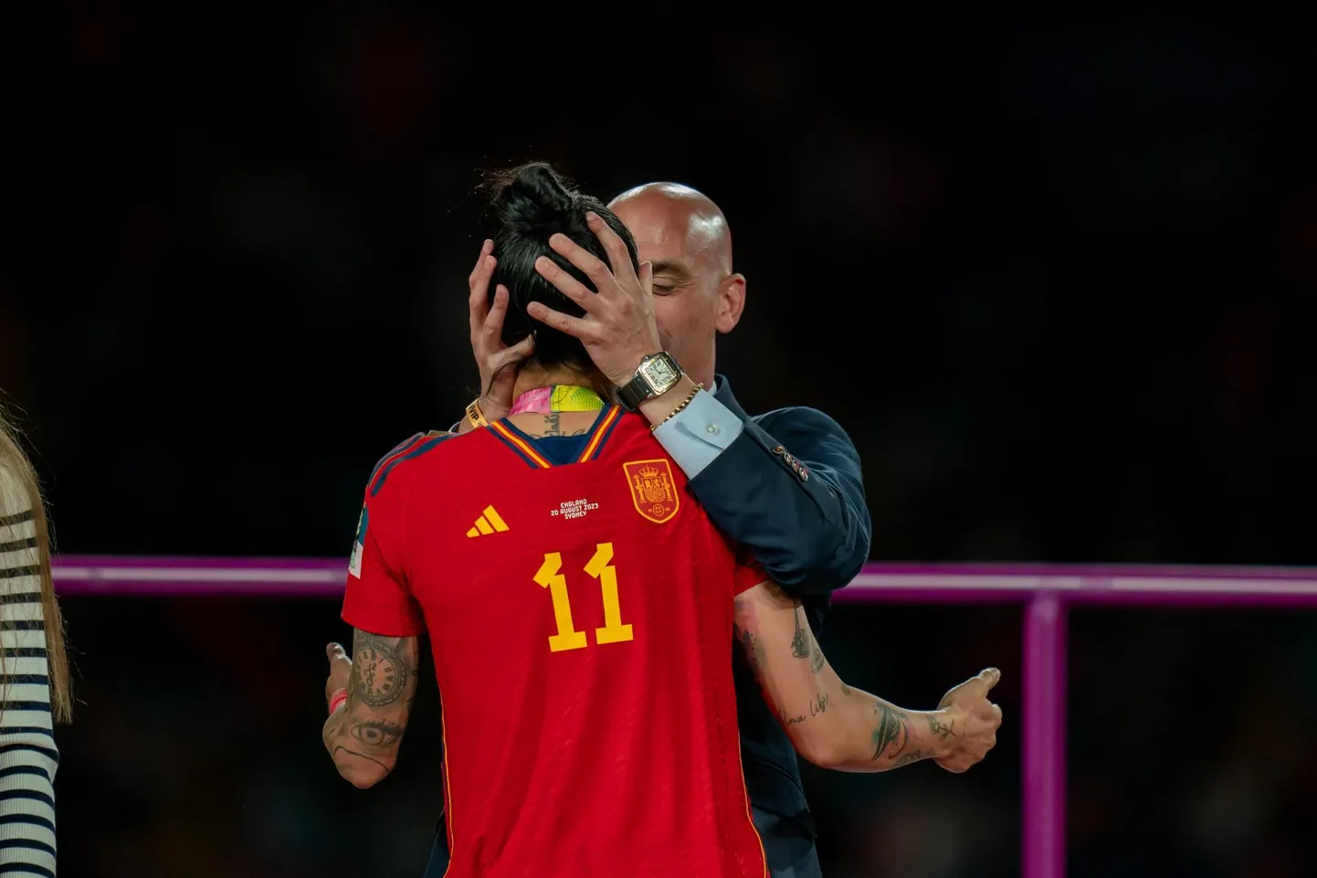 Hispaania jalgpalliliidu juhataja Luis Rubiales koondise ründajat Jenni Hermosot suudlemas. 