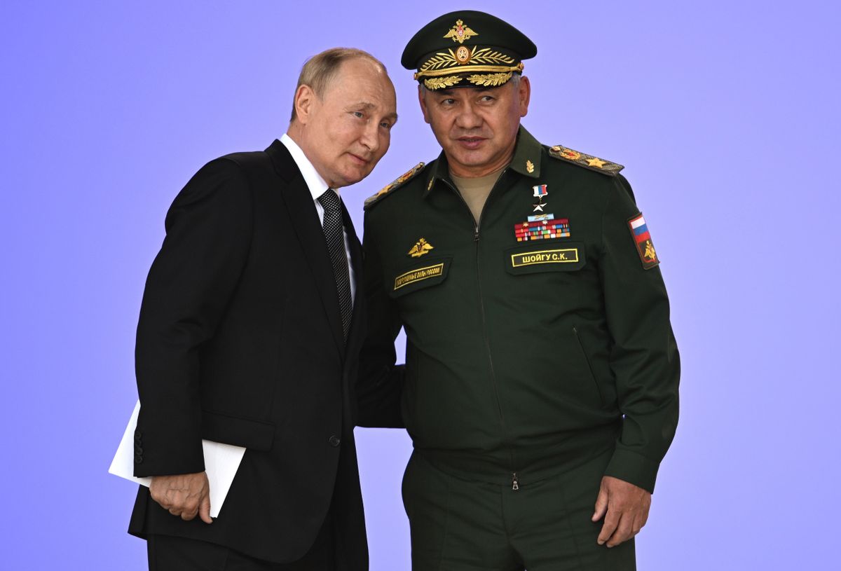 Kara noziedznieks Vladimirs Putins un Krievijas Aizsardzības ministrs Sergejs Šoigu.