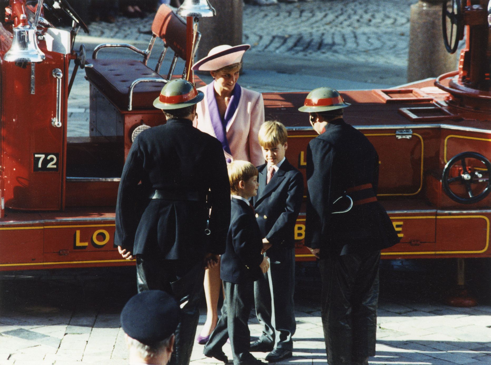 Printsess Diana, William ja Harry kohtuvad Londonis, St Pauls´i katedraali juures tuletõrjujatega 25. oktoobril 1990.