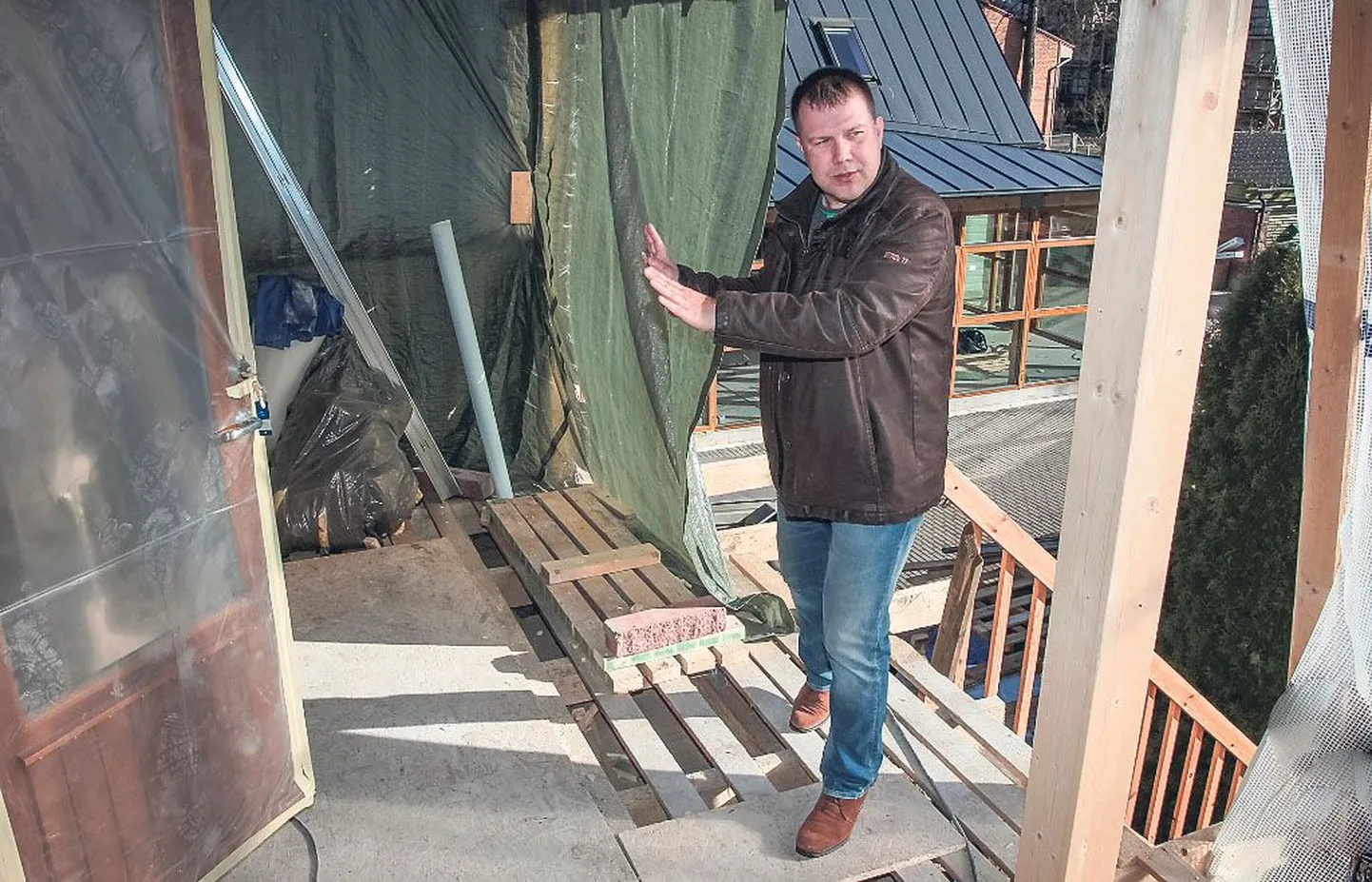 Tosina aasta eest ajaloolise villa vastu hoovi kerkinud Madruste maja on käimasolevate ehitustööde järel kahekorruseliseks kerkinud. Villa tegevjuhi Ero Haava selja tagant paistev uus klaasveranda on osa avatavast restoranist.