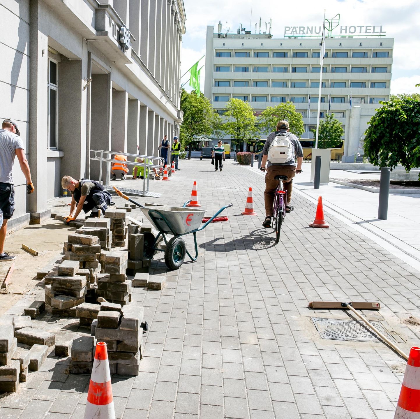 Ehitusmehed hiljuti valminud Rüütli platsil uuesti tänavakive paigaldamas ja teisi puudujääke likvideerimas.