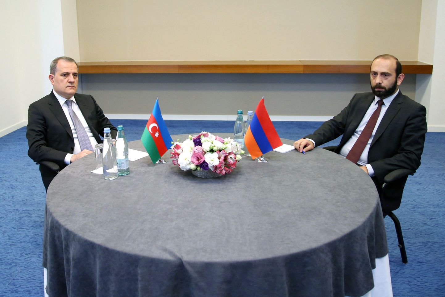 Aserbaidžaani välisminister Jeyhun Bayramov ja Armeenia välisminister Ararat Mirzojan  kahepoolsel kohtumisel Thbilisis 2022. aastal.