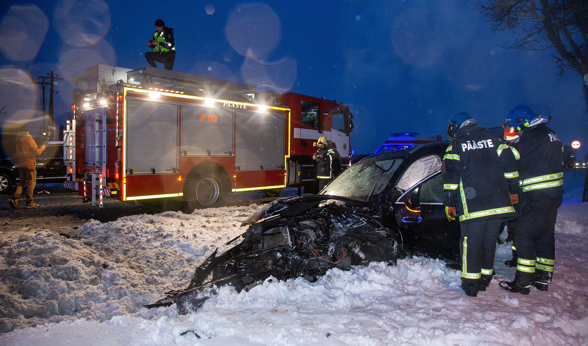 Õnnetuspaik Paide linnas Pärnu-Rakvere maanteel Sillaotsa ja Mäo vahel. Samas autos oli ka pere kolm last, kes kõik viidi haiglasse.