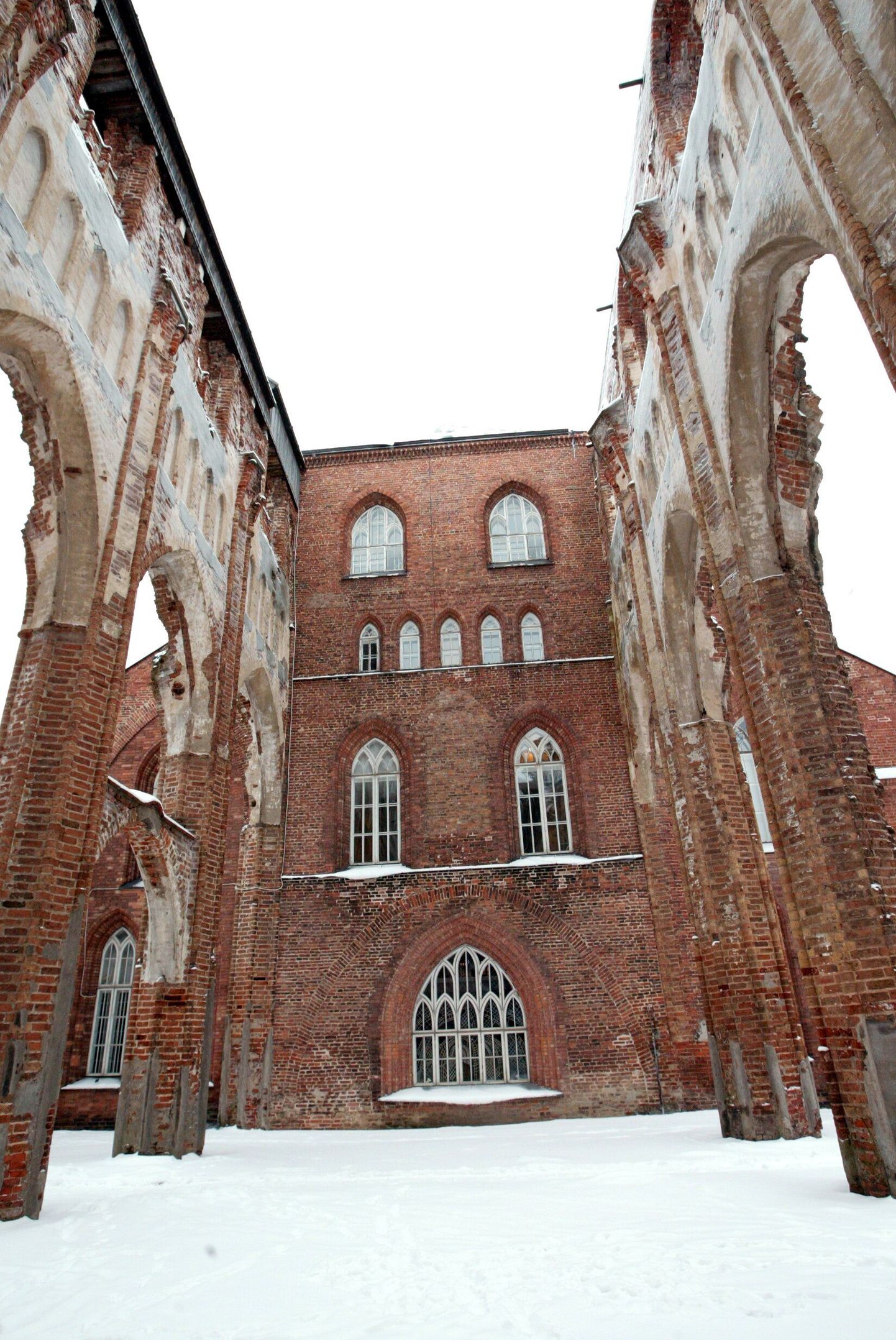 Ühel pool Toomkiriku varemed, teisel pool Tartu Ülikooli muuseum.