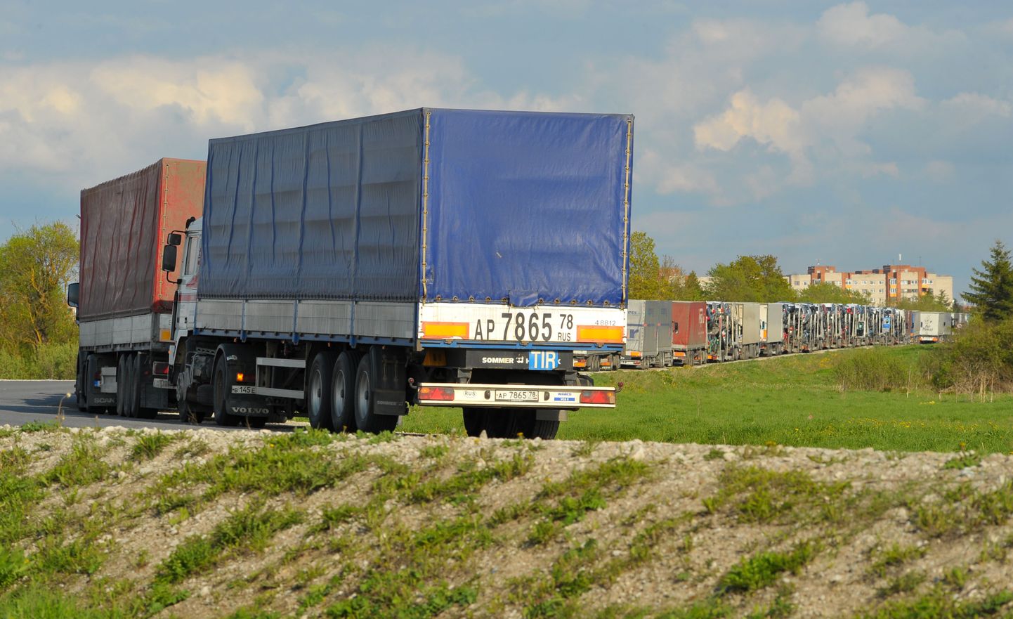 Lisaks veokitele seisavad Narva lähistel mitmepäevastes sabades ka sõiduautod.