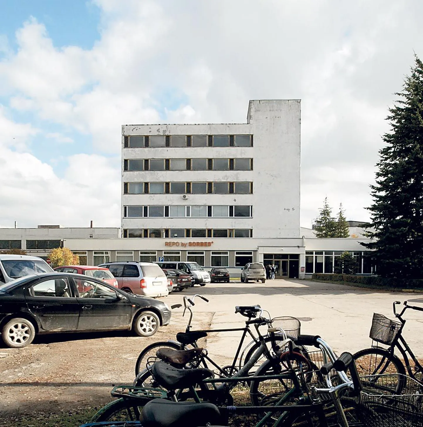 Püssi kiudplaadivabriku peakontor.