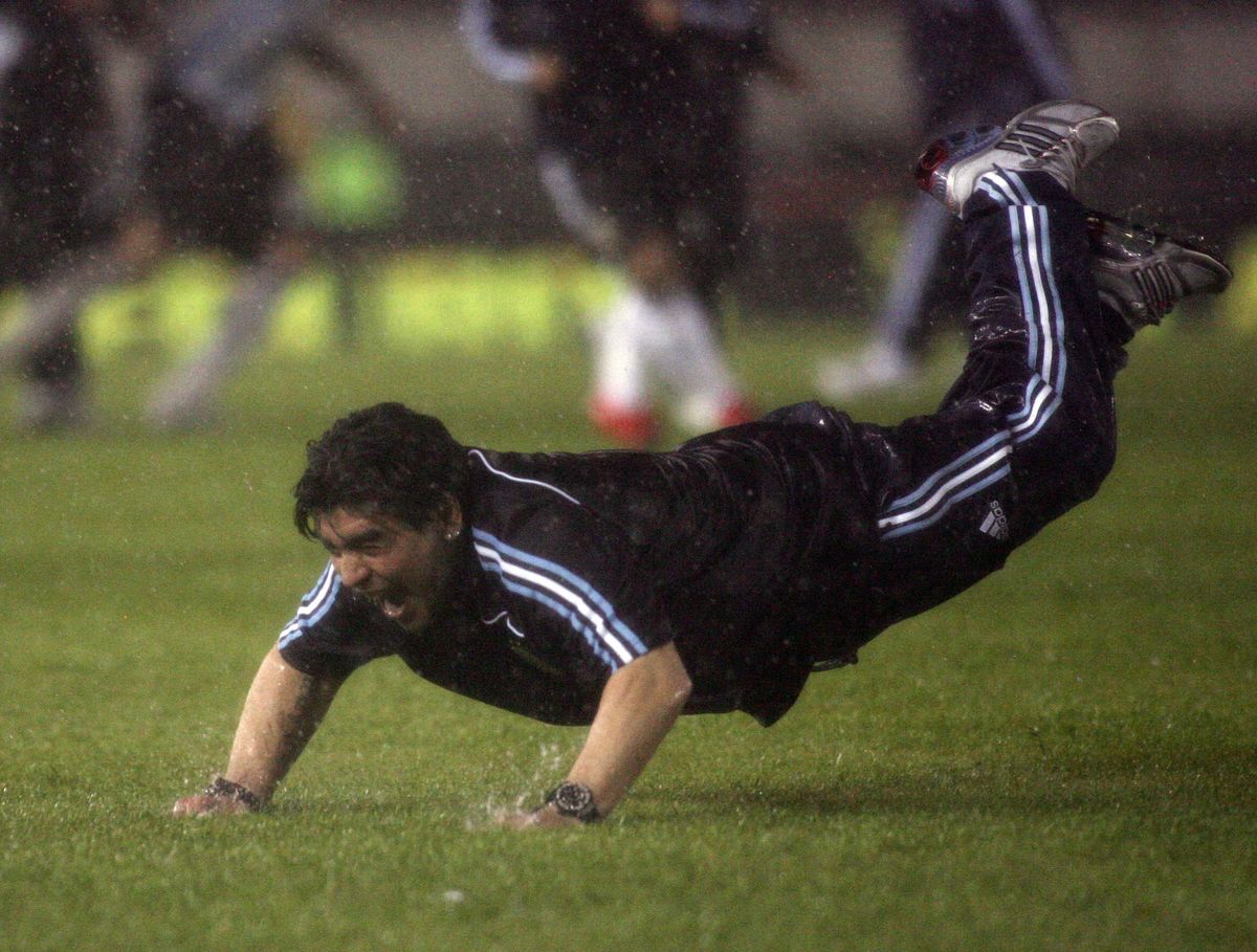Марадона в качестве главного тренера сборной Аргентины празднует гол своей команды в ворота Перу (2009 год)