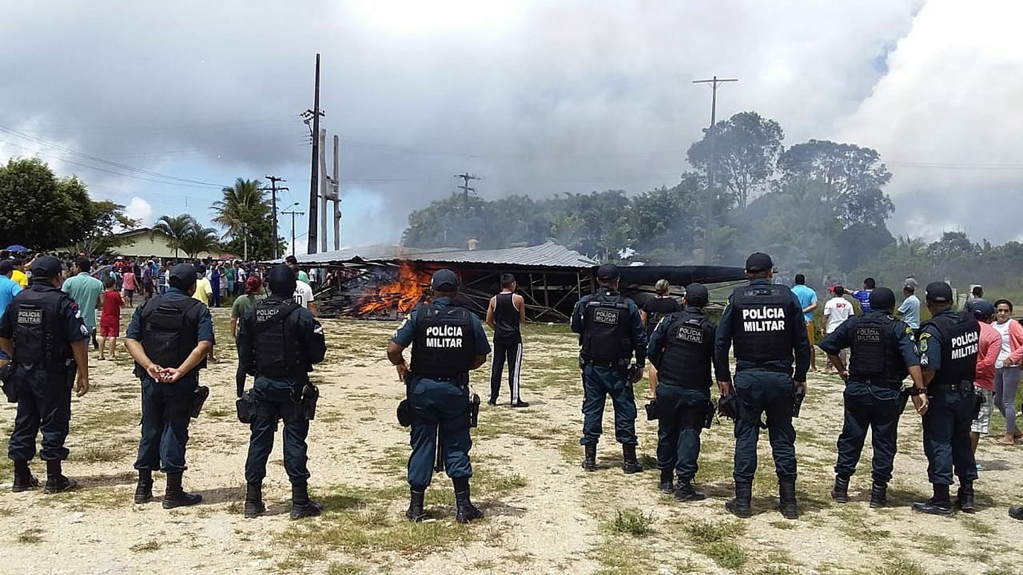 Politsei proovib hoida korda Pacaraima linnas, kus kohalikud brasiillased protesteerivad Venezuela põgenike vastu.