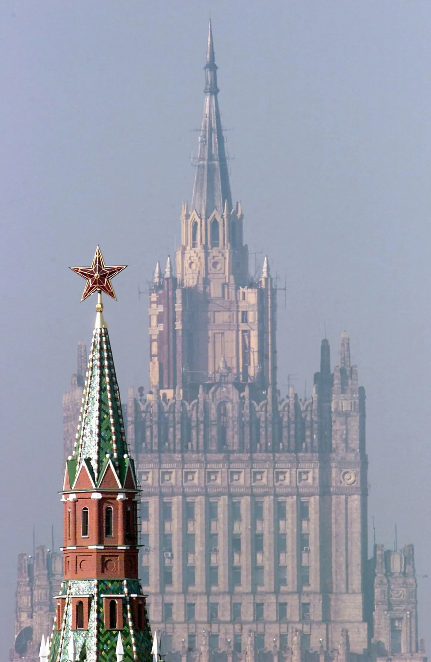 Kremli torni taga paistab Vene välisministeeriumi peahoone Moskvas.