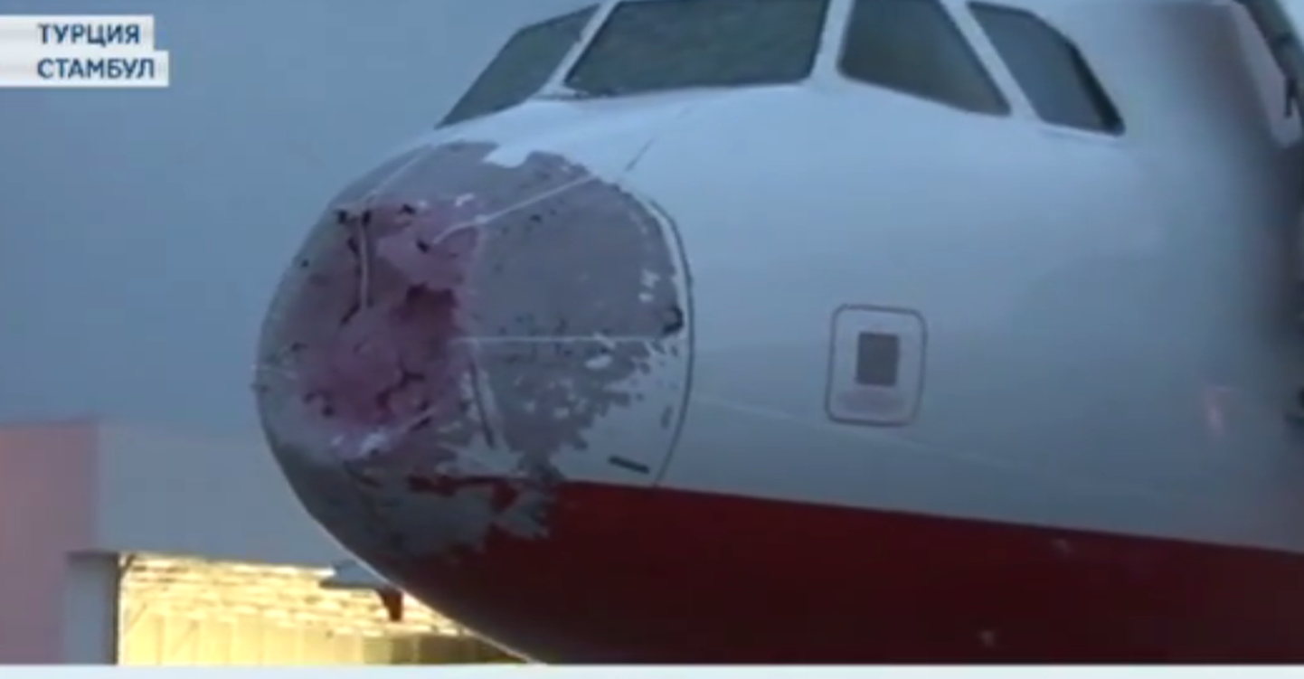 Поврежденный самолет.