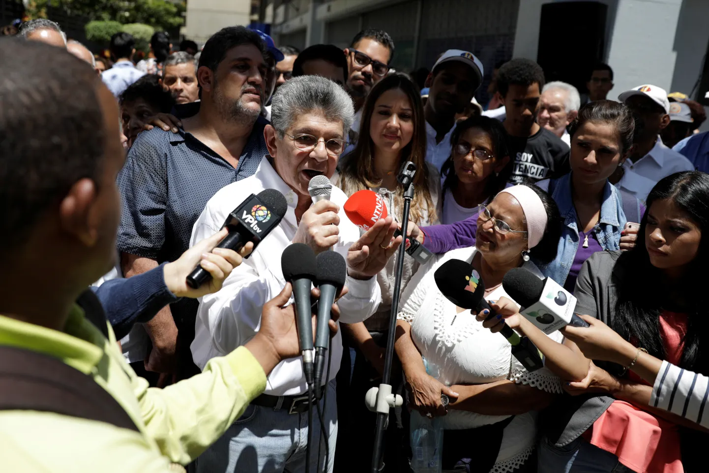 Opositsiooniliider Henry Ramos Allup meeleavaldajatele kõnelemas.