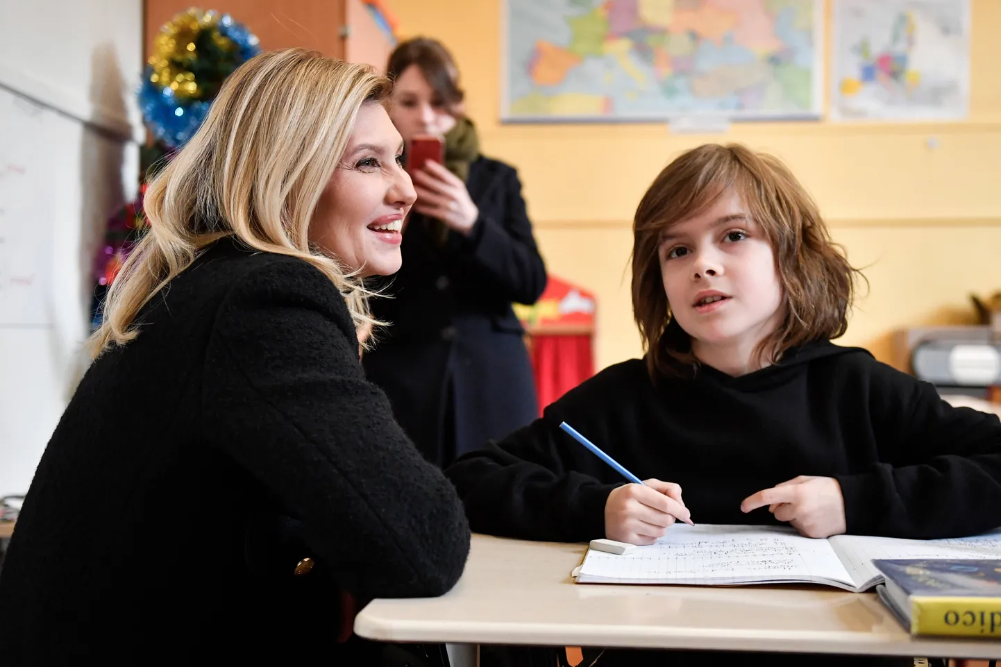 Ukraina esileedi Olena Zelenska oli 12. - 14. detsembrini 2022 visiidil Prantsusmaal. Ta külastas 13. detsembril 2022 Pariisis kooli, kus õpivad Ukraina põgeniklapsed