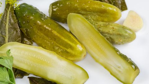 Krõmpsud soolakurgid on ideaalsed kaaslased grillõhtuks – nende valmistamine on imelihtne!