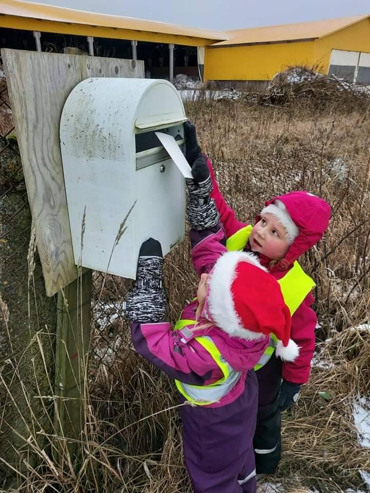 Vao lasteaias meisterdasid lapsed sada jõulukaarti ning aitasid need oma küla inimeste postkastidesse viia.