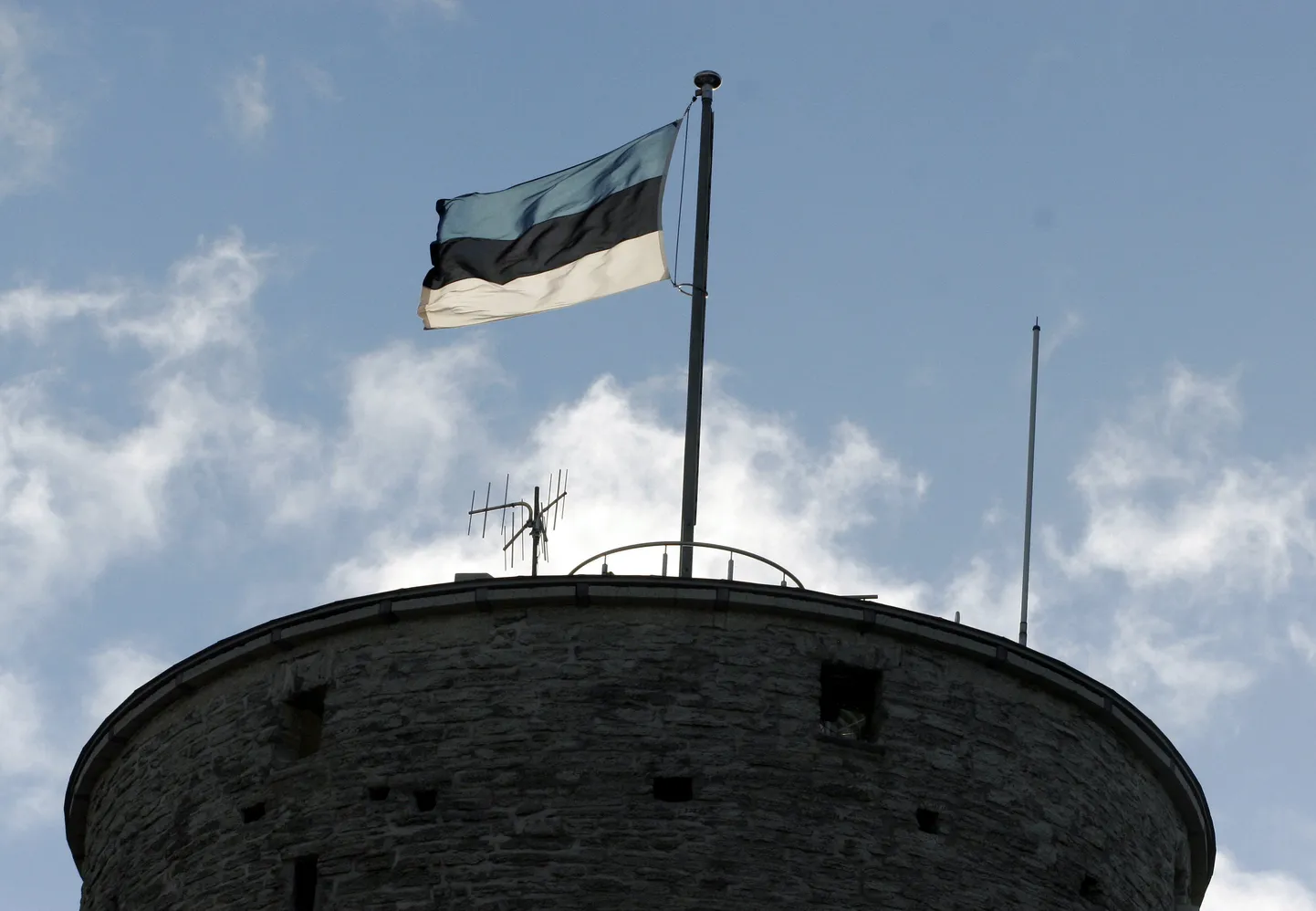 Hermanni tornist kostub uus lipu langetamise signatuur juba laulupeo teisel päeval.