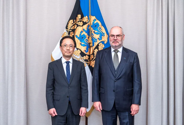 Korea Vabariigi suursaadik Kim Jung-ha ja president Alar Karis.