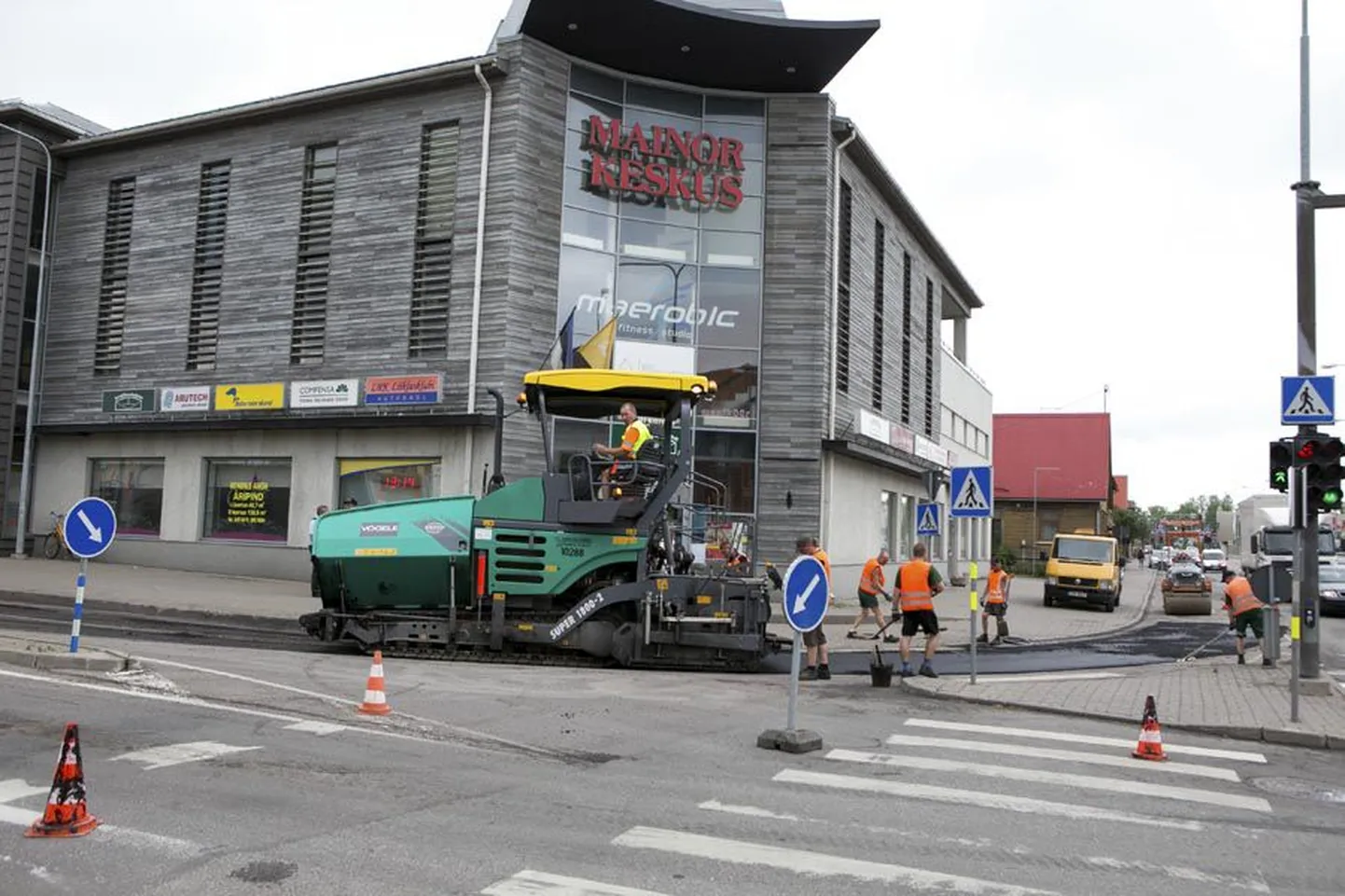 Teisipäeval freesiti ja asfalteeriti sõiduradu Viljandi kõige tihedama liiklusega piirkonnas, Jakobsoni ja Tallinna tänava ristmikul.