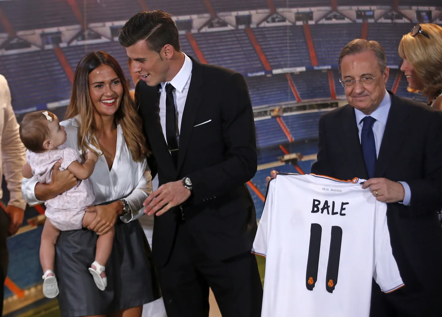 Walesi vutitäht Gareth Bale (keskel), tema naine Emma Rhys Jones ja tütar Alba Violet Jones 2013. aastal Madridis.