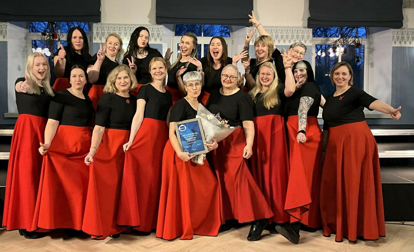 Eesti naislaulu selts nimetas 2023. aasta naiskooriks Surju rahvamaja naiskoori, sellekohast tunnistust hoiab tunnustuse üle rõõmustava koori keskel dirigent Aet Vill.