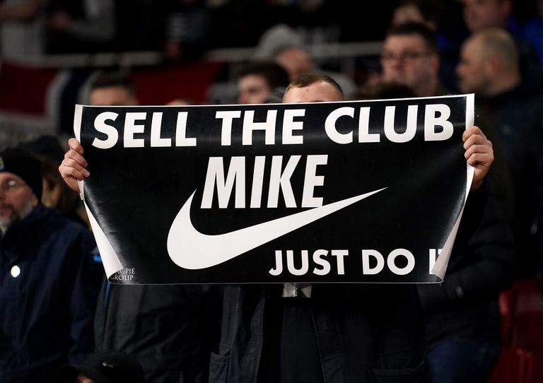 Fännid soovivad, et Newcastle`i omanik Mike Ashley klubi maha müüks.