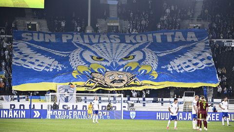 Valgevene koondis võeti Helsingis vastu vilekoori, vihalaulu ja Lukašenkat mõnitava lipuga