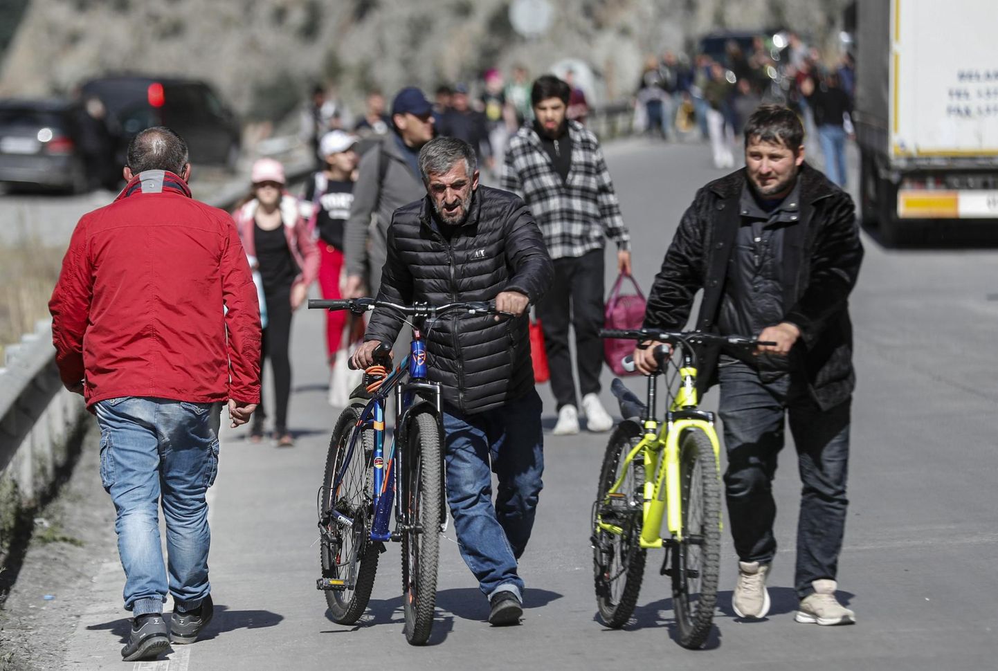 Inimesed ületamas 27. septembril jalgratastel Larsis Venemaa ja Gruusia piiri.