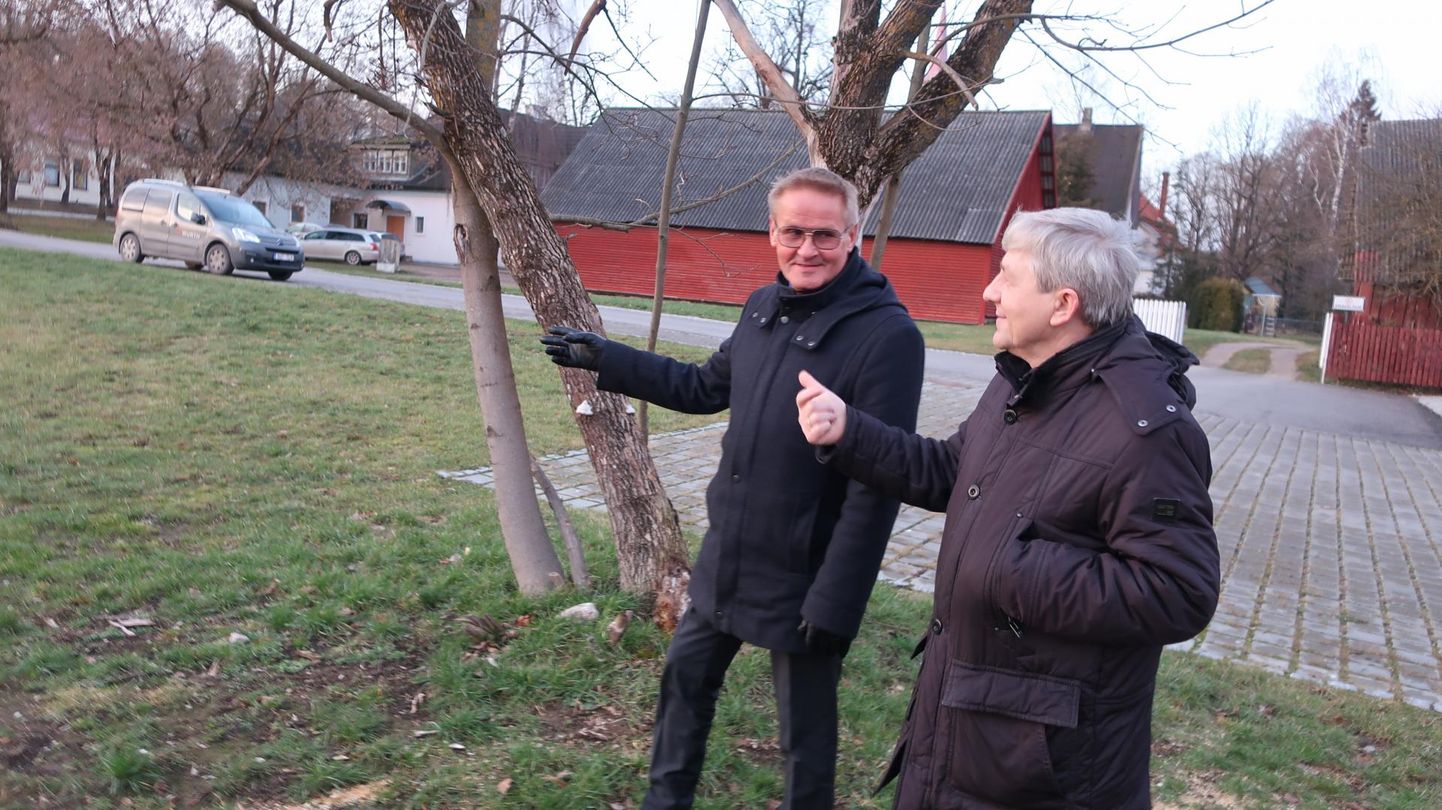 Regionaalhalduse minister Jaak Aab (vasakul) ja Põlva vallavanem Georg Pelisaar näitavad kätte, kus riigimaja võiks asuda: keskväljaku järvepoolses servas.