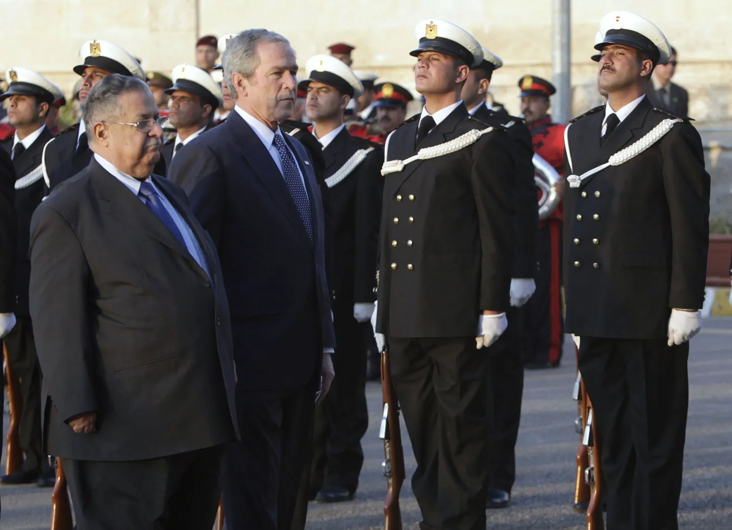 Iraagi president Jalal Talabani (vasakul) koos USA riigipea George W. Bushiga täna Bagdadi lennuväljal.