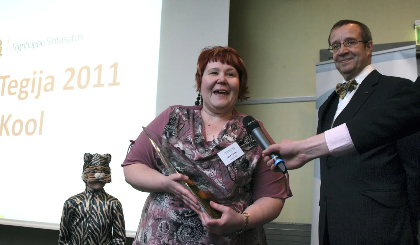 Tiigri Tegija 2011 kooli autasu võtab vastu Konguta kooli direktor Liina Tamm