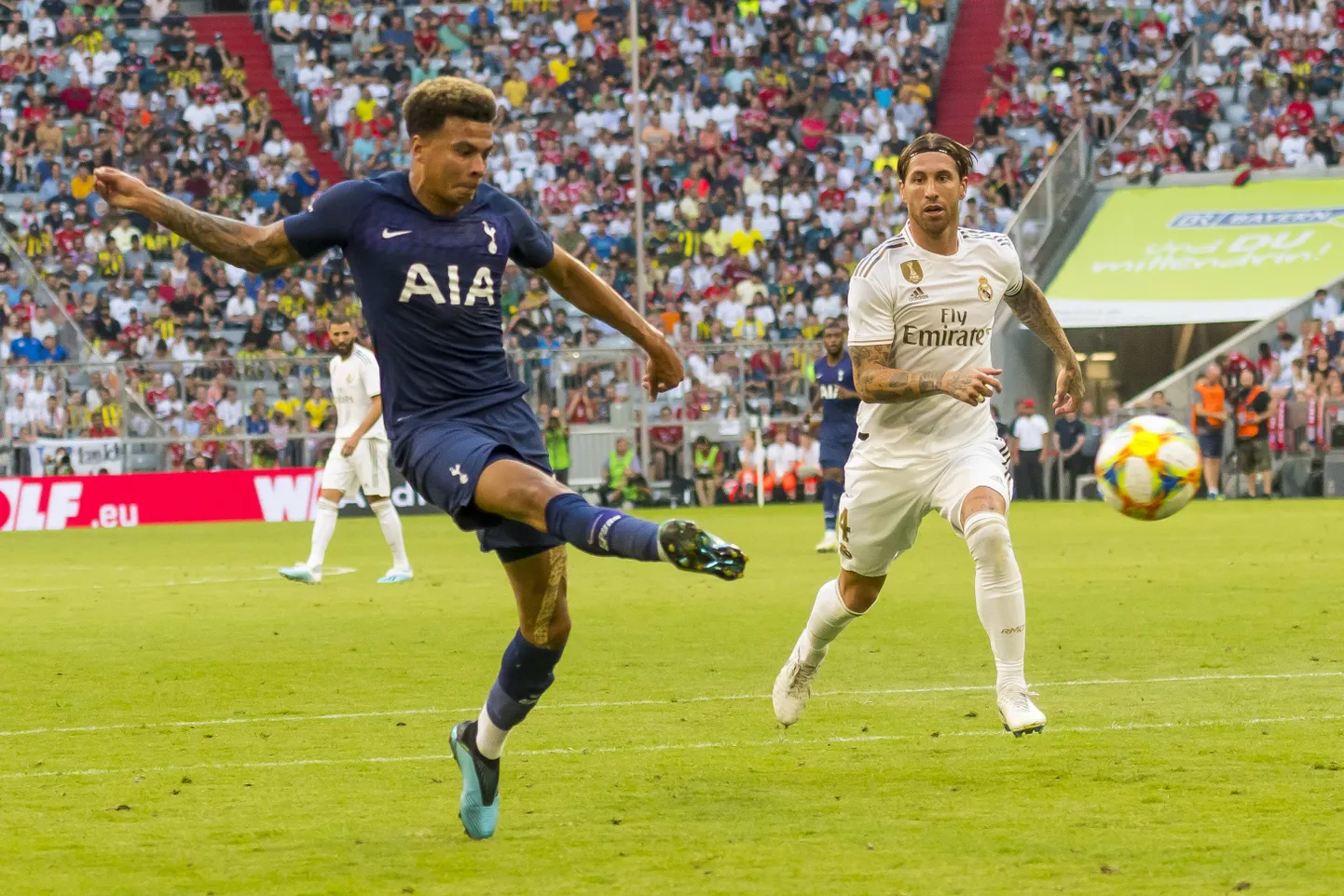 Tottenham Hotspursi keskväljamees Dele Alli esiplaanil.