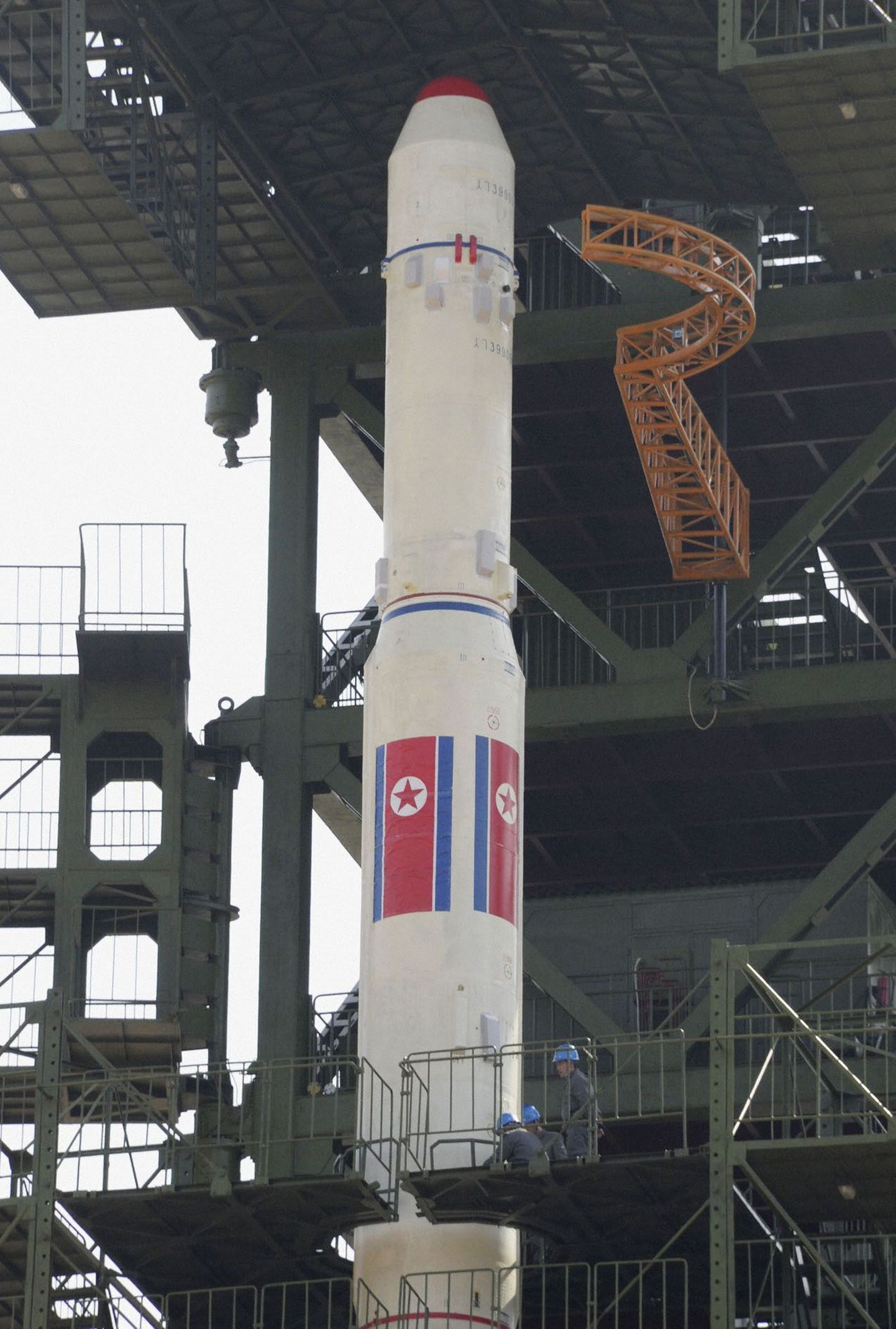 Põhja-Korea insenerid kontrollivad raketti Unha-3.