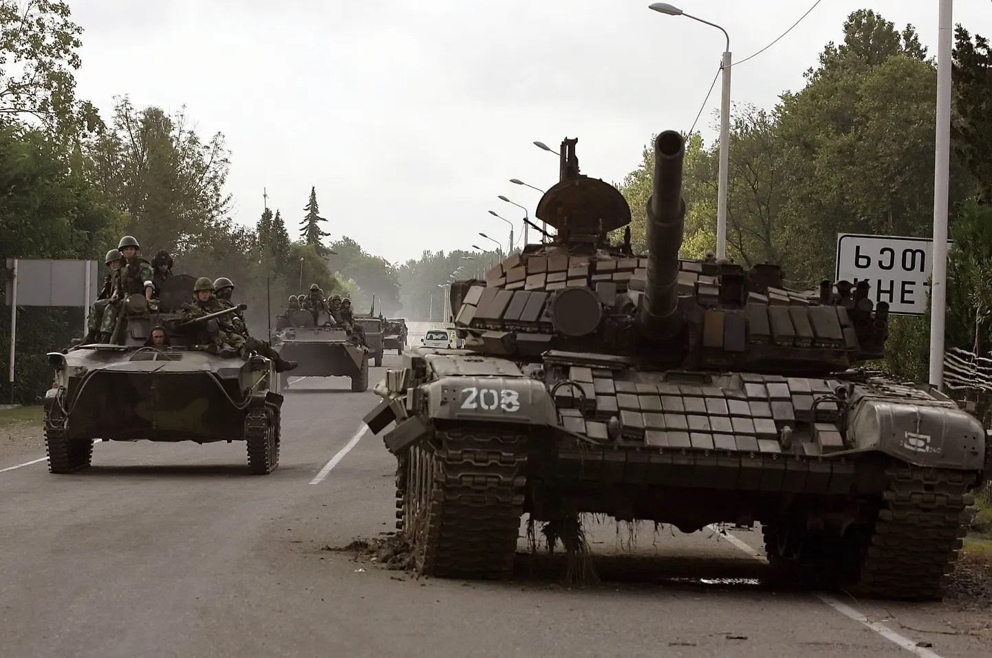 Vene sõjaväekonvoi möödub purustatud tankist Kheta külas, liikudes Gruusia-Abhaasia piiri poole.