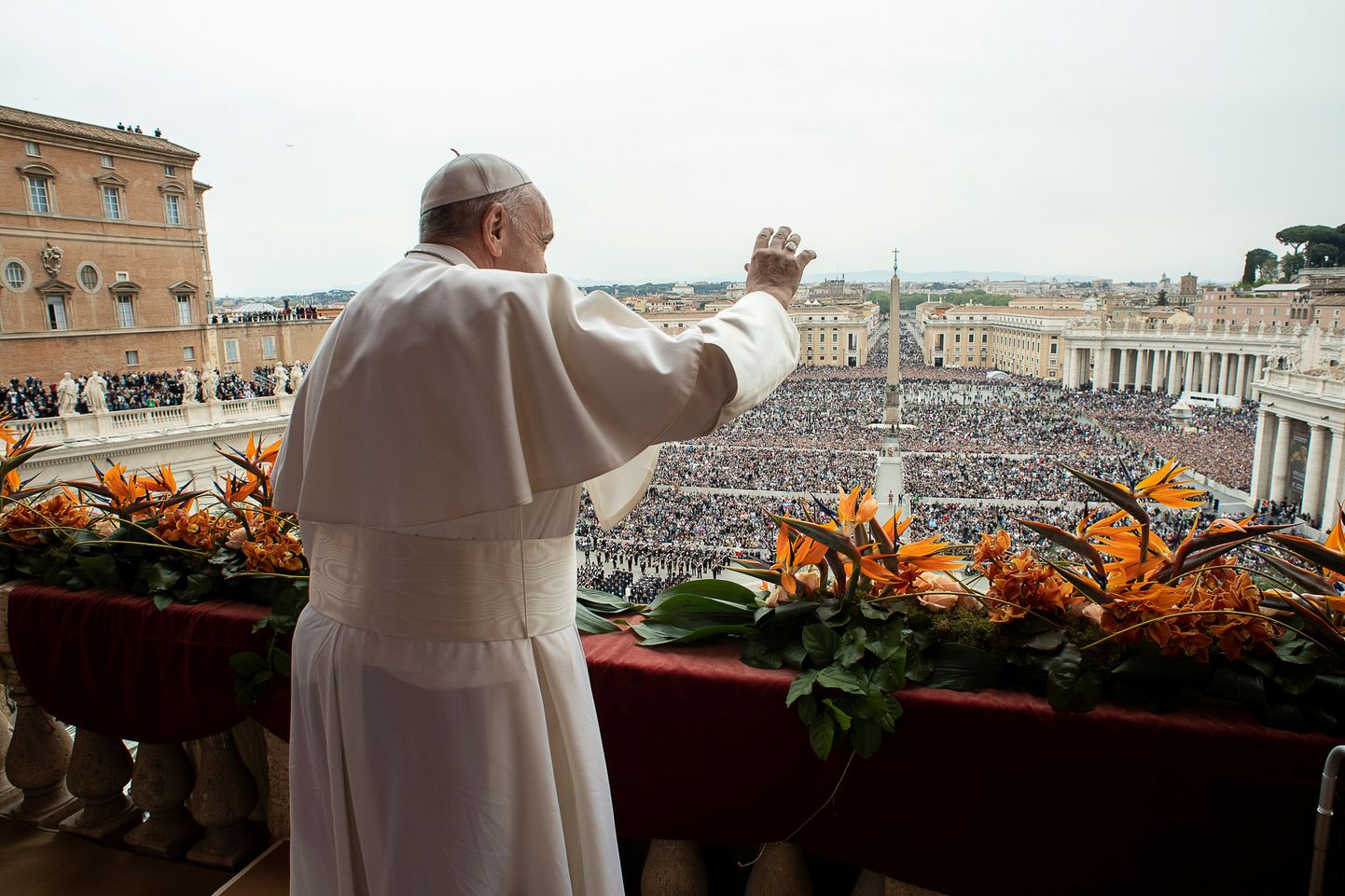 Paavst Franciscus pühapäeval Vatikanis Peetruse väljakul rahvast ülestõusmispüha puhul tervitamas.
